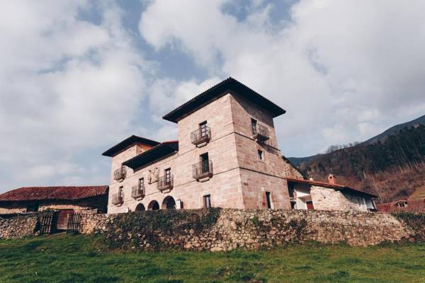 Arha Casona de Carmona (Antiguo Parador de Carmona-Cantabria)