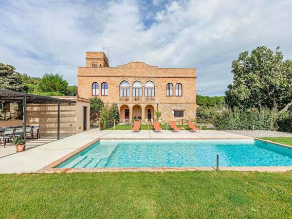 Charming Holiday Home in Vulpellac with Private Pool