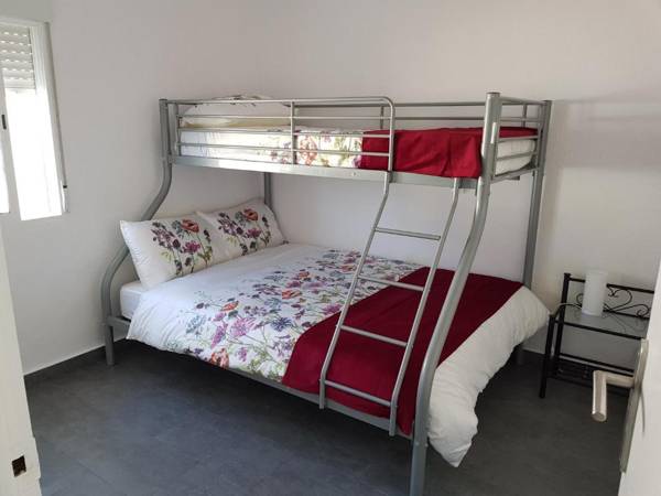 Lovely bungalow for four close to beach and city in Torrevieja