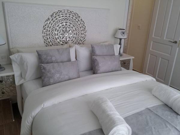Sitges Centre Mediterranean House- 5 Bedroom 4 Bathroom Terrace Courtyard Private Rooptop Pool