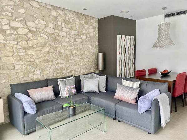 CHIC stylish apartment with 2 beds and roof terrac