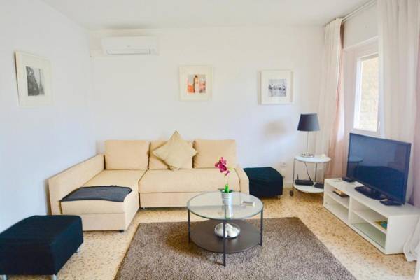 VINYET TRANQUILITY steps from the beach and pool