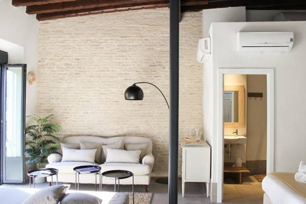 Oak & Sandstone Studio - Space Maison Apartments