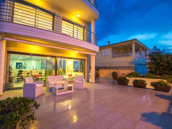 Luxury villa right on the sea with an indoor pool on Mallorca