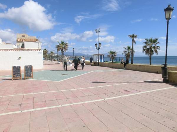 2197-Superb 2bedrooms in residence with pool!