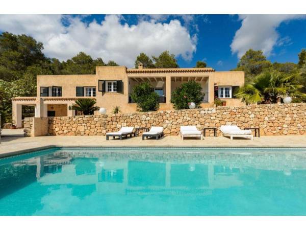 Detached villa in Ibiza with great views of the hills