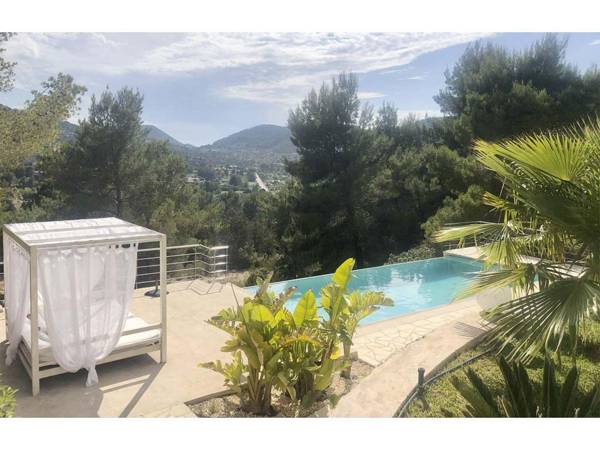 Detached villa in Ibiza with great views of the hills