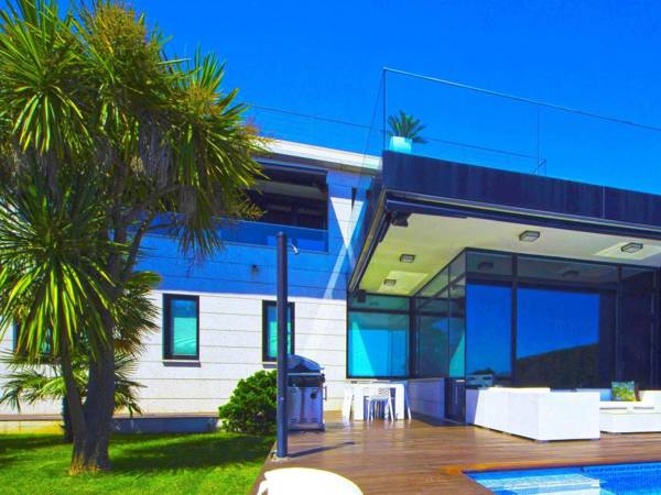 Posh Villa with Pool Garden Ocean Views in Sansenxo