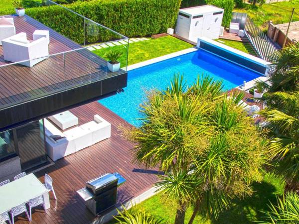 Posh Villa with Pool Garden  Ocean Views in Sansenxo