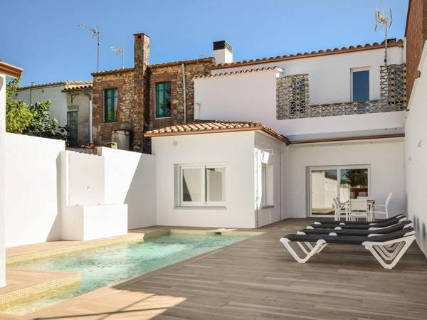 Authentic modern and wheelchair friendly holiday home with private pool