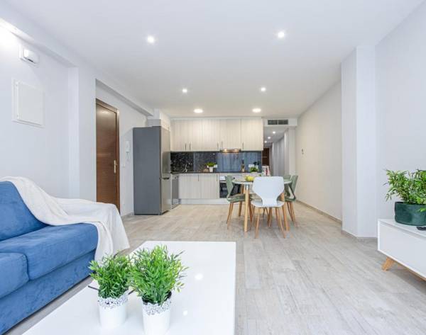 CENTRAL APARTMENT 2A WITH BALCONY 50m BEACH