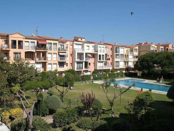Cozy Apartment in Empuriabrava with Swimming Pool