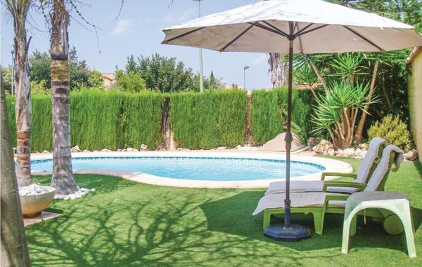 Awesome home in Riba-Roja de Túria with Jacuzzi WiFi and 5 Bedrooms