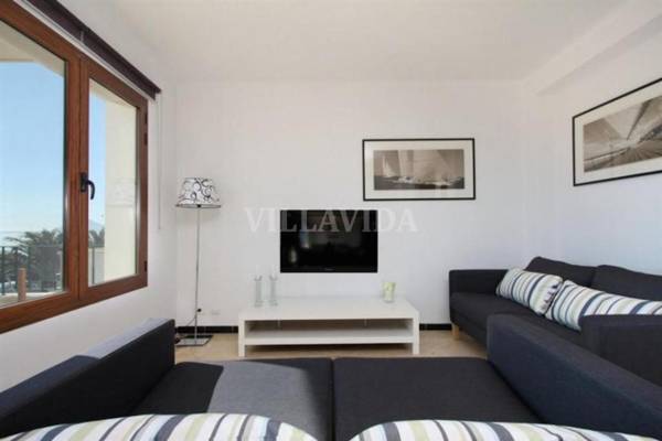 Modern marina seafront apartment