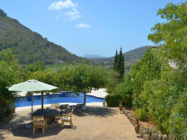 Lovely Holiday Home in Alcúdia with Jacuzzi and Private Pool