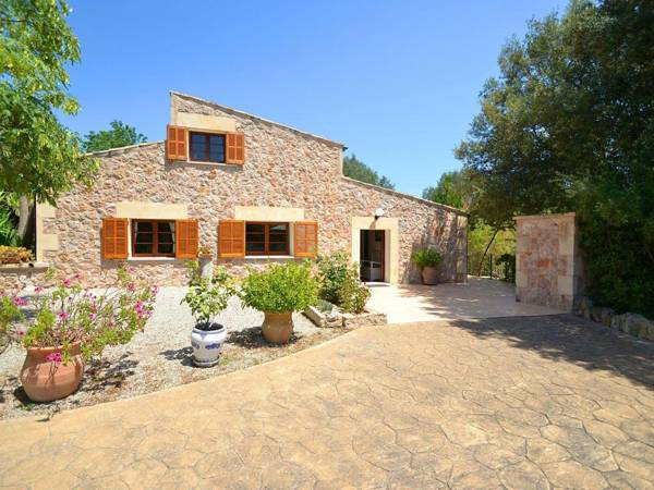 Lovely Holiday Home in Alcúdia with Jacuzzi and Private Pool