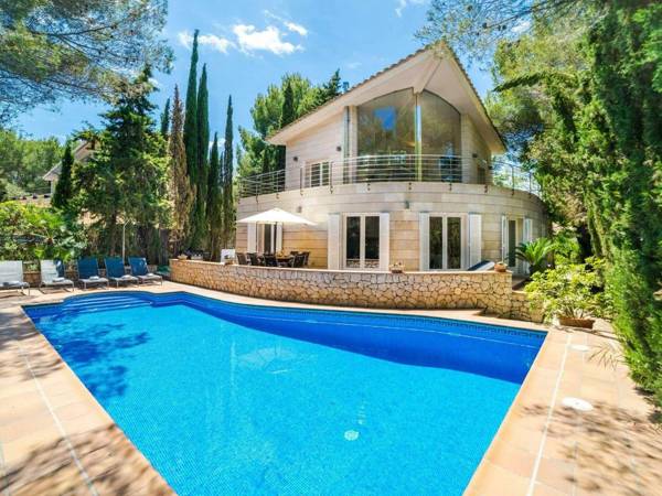 Spectacular villa with three levels located in quiet area
