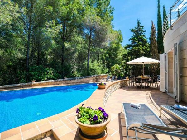 Spectacular villa with three levels located in quiet area