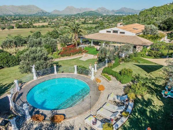 Beautiful country house set on a hilltop with views of the Sierra de Tramuntana