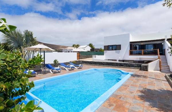 Stunning 4-Bed Villa in Playa Blanca