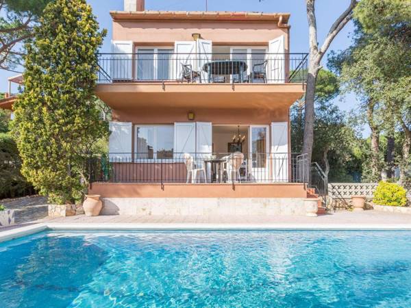 Apartment near the sea with shared swimming pool in Costa Brava