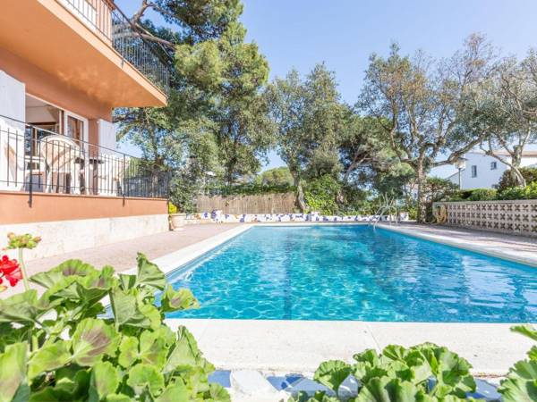 Simply furnished apartment with shared pool in Llafranc