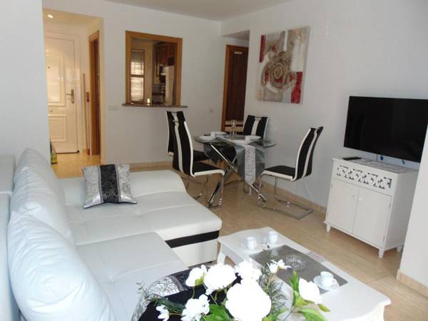 Apartamentos varios con 2 dorm en Marina Dor la playa de Amplaries vista lateral al mar