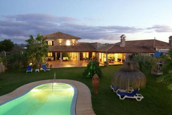 Luxurious villa perfect for large families and only 2km from the beach