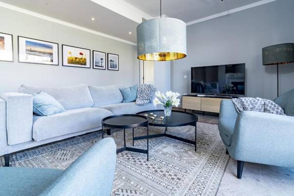 LA-Spacious penthouse sea view close to beach