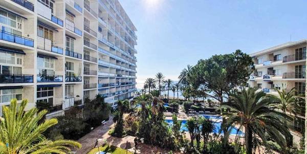 SKOL 335. Fantastic Beachfront Apartment Facing South.