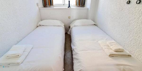 SKOL 335. Fantastic Beachfront Apartment Facing South.