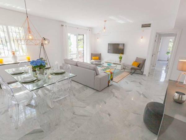 Exquisite Penthouse Suite with Rooftop Terrace