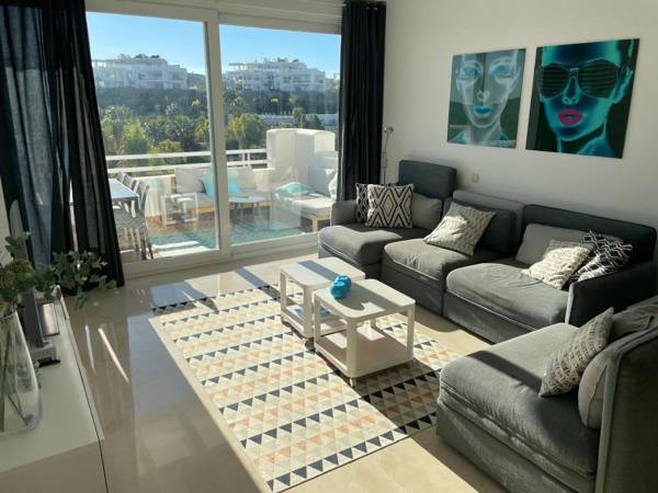 Stunning Modern 2 Bedroom Apartment - Alcazaba Lagoon - 30 mins outside Marbella