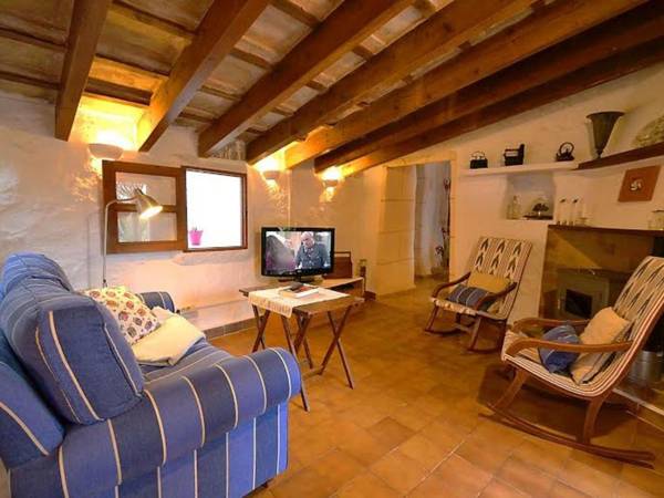 Authentic country house with sun terrace and private pool rural location