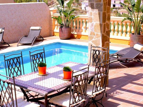 Detached house with private pool 1km walk to the sandy beach