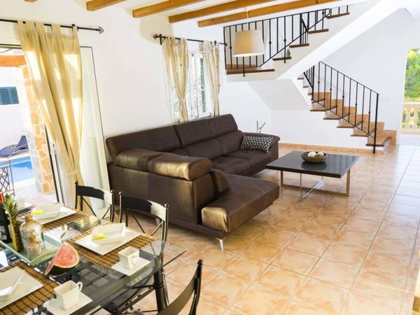 Detached house with private pool 1km walk to the sandy beach