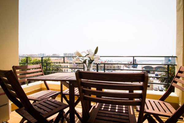 Holidays2Malaga Terraza & junto puerto deportivo