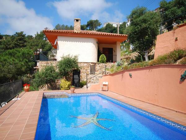 Cozy Villa in Lloret de Mar with Private Swimming Pool