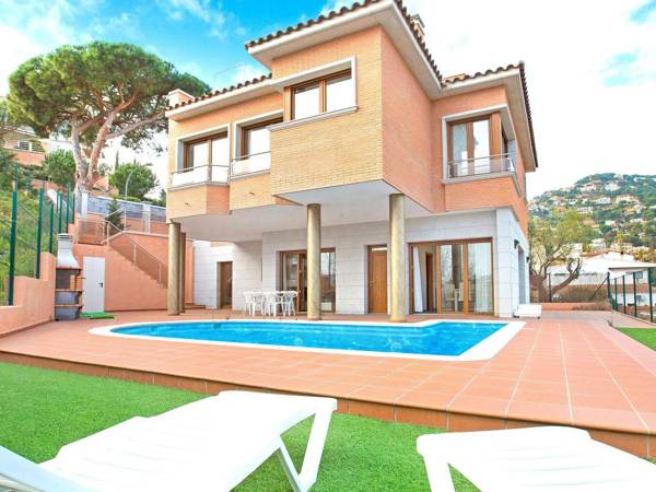 Luxurious Villa in Lloret de Mar with Pool