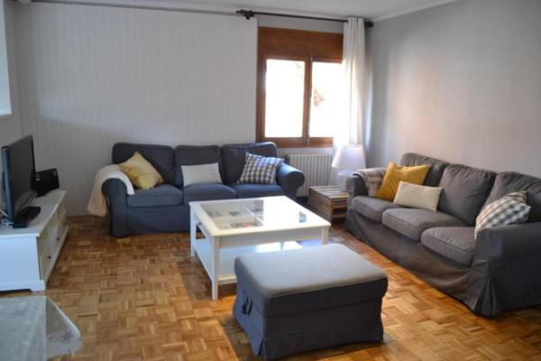 Amplio Apartamento en Llivia con piscina