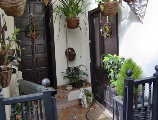 Apartamentos-Monasterio-de-San-Antonio-Guenstiges-Apartment-zur-Strasse