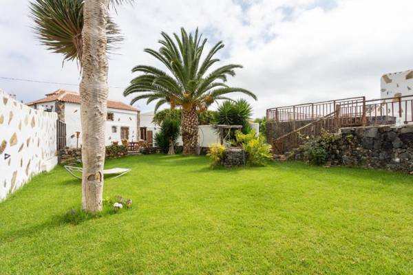 Finca El Poleo with pool and sea view