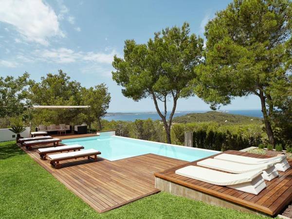 Lavish Villa in Cala Salada with Private Pool