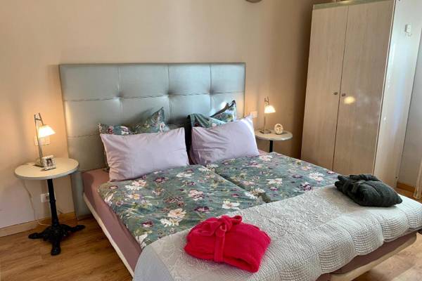 Cottage with 1 Bedroom 1 Bathroom Heated solar Pool Sauna jacuzzi Garden