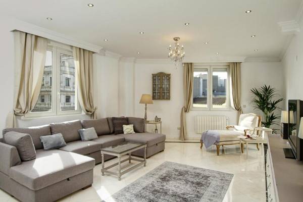 Chezmoihomes La Belle Epoque oversized in the very heart of Granada