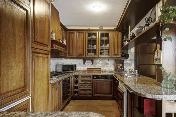 2.5 Million Villa. Magical Sunset. Super close to everything. 5BR 4BA Pool A/C+Heating