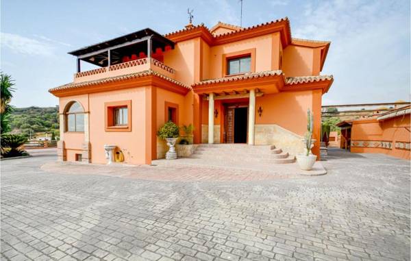 Beautiful home in Estepona with Outdoor swimming pool WiFi and 6 Bedrooms