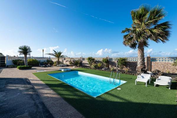 Apartment with pool and terrace 1 min from the Beach