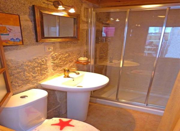 Antiguo almacén de sal encima del mar