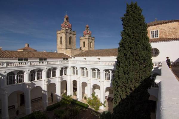 Grupoandria El Claustre de Ciutadella - HOSPEDERIA